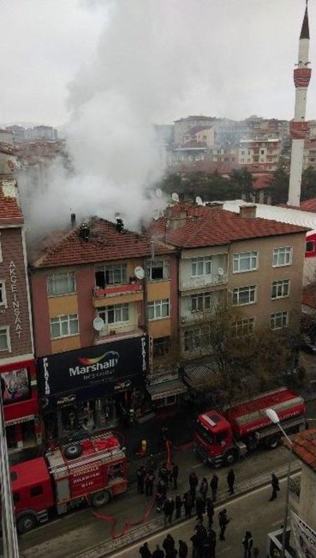 Kırıkkale’de 4 Katli Binanın Çatı Katında Yangın