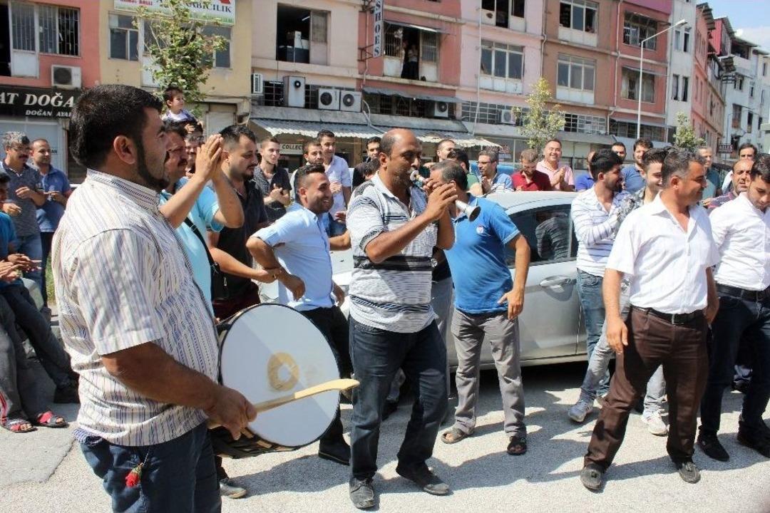 Ayakkabı İş&ccedil;ileri Davul Zurnalı Eylem Yaptı