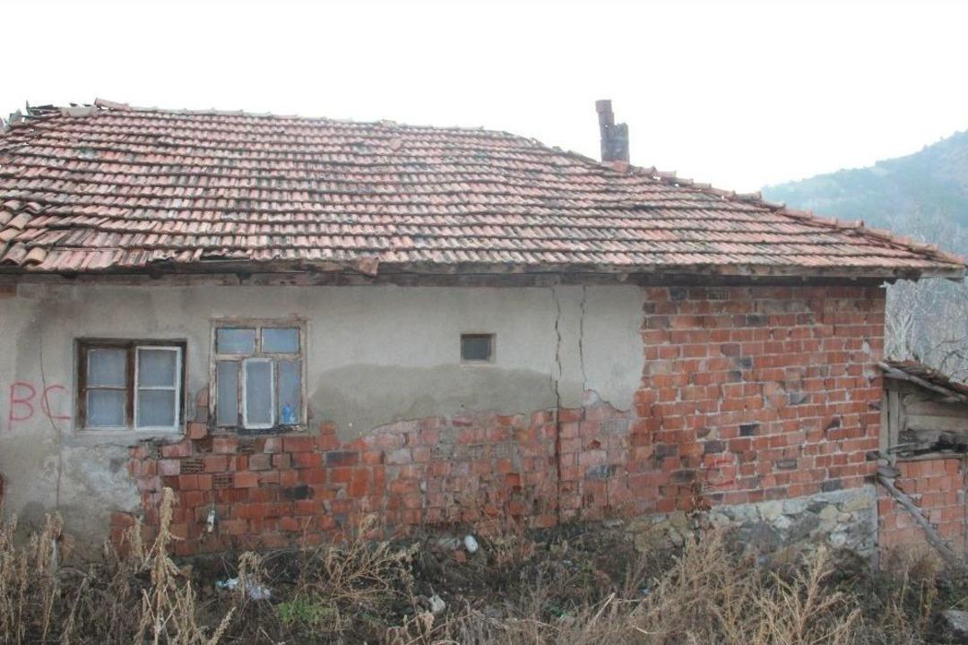 Evleri &Ccedil;atlayan K&ouml;yl&uuml;ler &Ouml;l&uuml;m Korkusuyla Yaşıyor