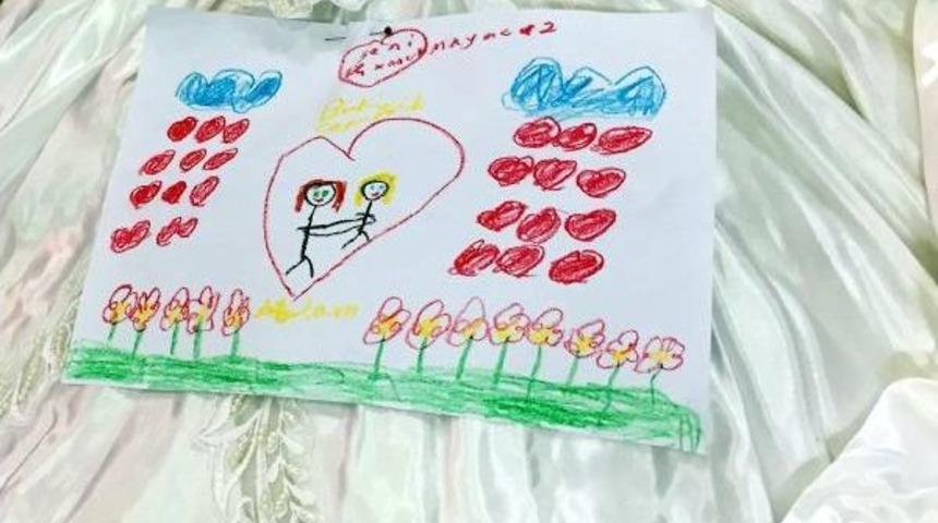 Ayb&uuml;ke'nin Tabutunun &Uuml;zerine Gelinlik Ve Kardeşinin &Ccedil;izdiği Resim Koyuldu