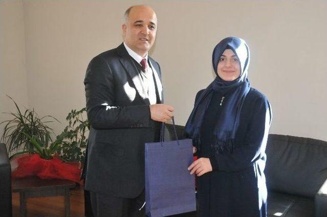 Siyer-i Nebi Yarışmasında Derece Alan Öğrencilere Ödülleri Verildi 2