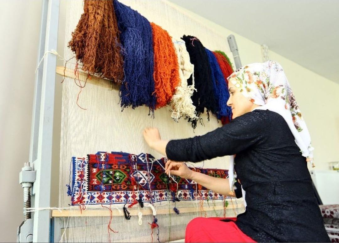 Tarihi Van Kilimleri Onların Ellerinde Hayat Buluyor