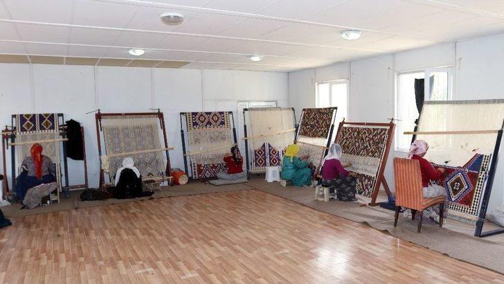 Tarihi Van Kilimleri Onların Ellerinde Hayat Buluyor G2