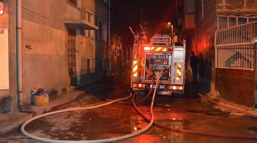 Yanan Evinin İ&ccedil;erisinden Kedisi İle İlgili Gelecek M&uuml;jdeli Haberi Bekledi