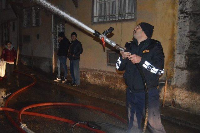 Yanan Evinin İçerisinden Kedisi İle İlgili Gelecek Müjdeli Haberi Bekledi