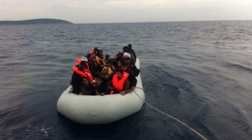 Yunanlılar Ka&ccedil;ak G&ouml;&ccedil;menlerin Botunu Batırarak &Ouml;l&uuml;me Terk Etti