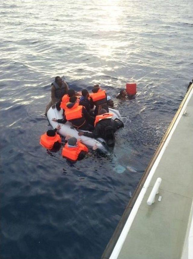 Yunanlılar Kaçak Göçmenlerin Botunu Batırarak Ölüme Terk Etti