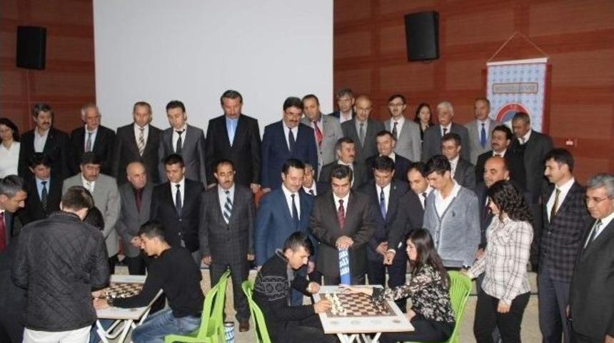 40 Okula 100 Satran&ccedil; Masası Takımı Hediye Edildi