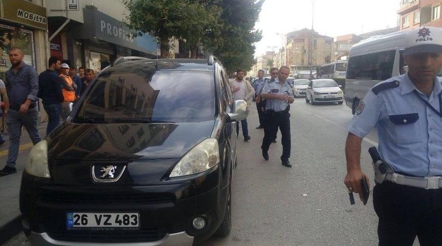 Kamyonetin &Ccedil;arptığı Kadın Yaralandı