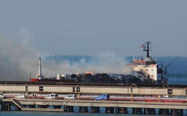 İskenderun'da Saman Yüklü Gemide Yangın (2)