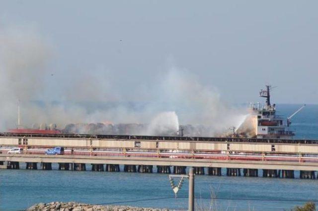 İskenderun'da Saman Yüklü Gemide Yangın (2)