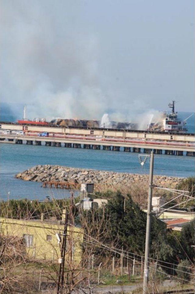 İskenderun'da Saman Yüklü Gemide Yangın (2)