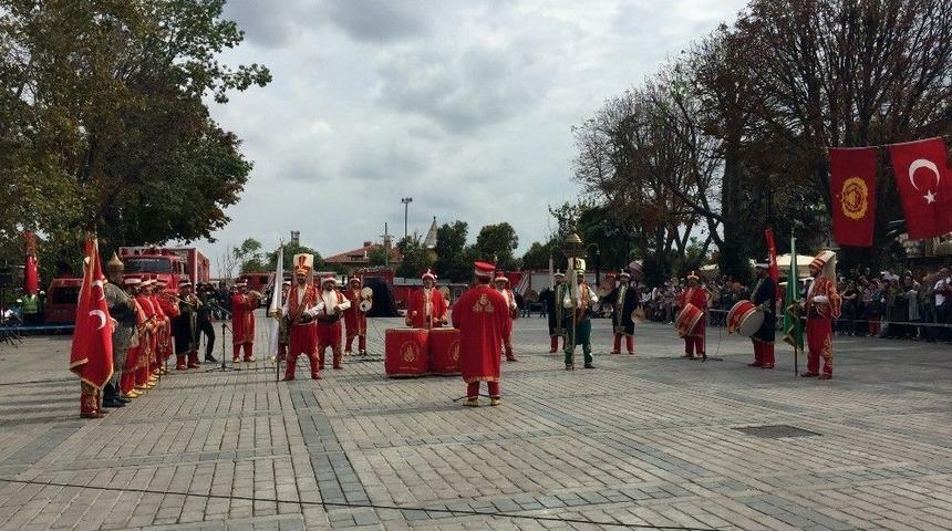 İstanbul İtfaiyesi&rsquo;nin 303&rsquo;&uuml;nc&uuml; Yıld&ouml;n&uuml;m&uuml;nde Tulumbacılar Sultanahmet&rsquo;te Tatbikat Yaptı