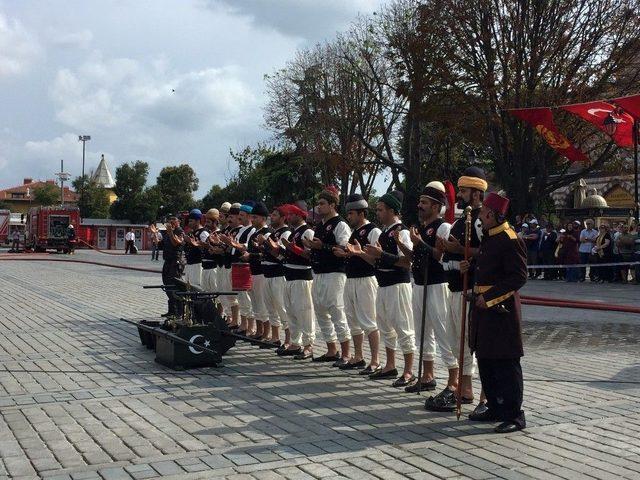 İstanbul İtfaiyesi’nin 303’üncü Yıldönümünde Tulumbacılar Sultanahmet’te Tatbikat Yaptı