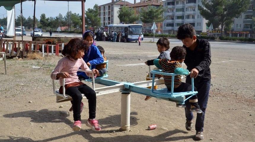 G&ouml;&ccedil;men &Ccedil;ocuklar Her Şeyden Habersiz Parkta Oynadı