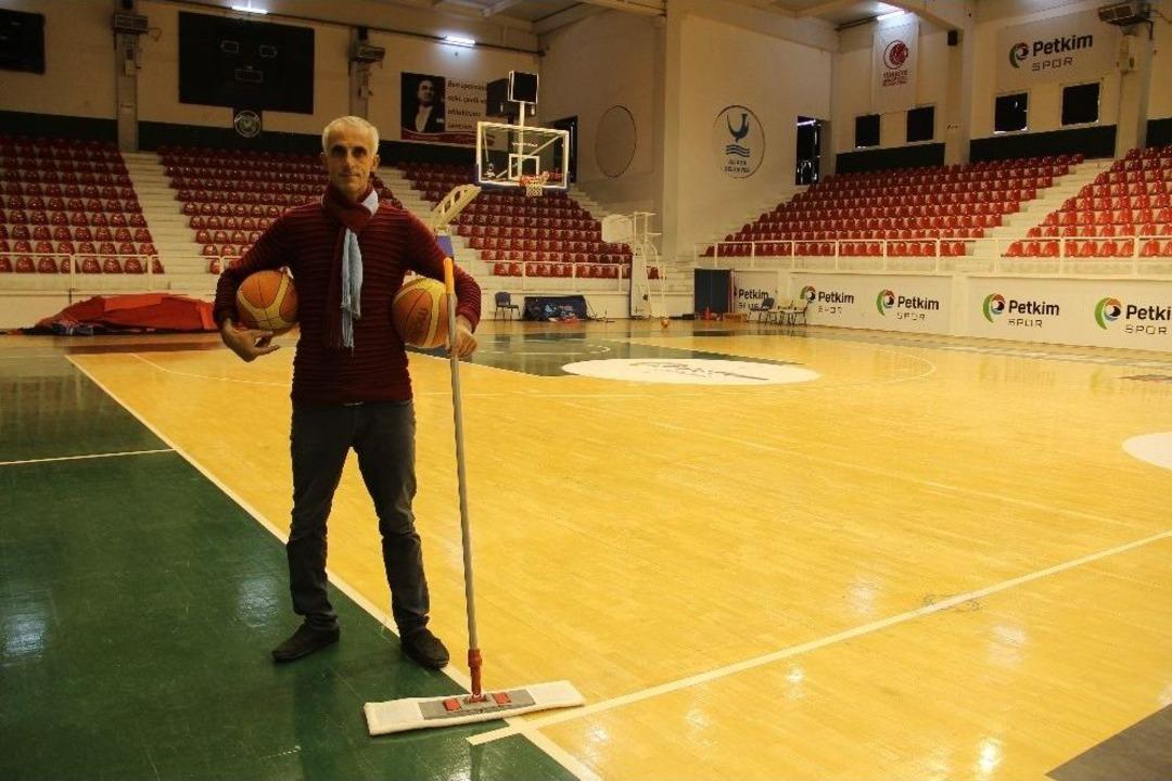 (&ouml;zel Haber) Temizlik G&ouml;revlisinin Basketbol Yeteneği G&ouml;renleri Şaşırtıyor