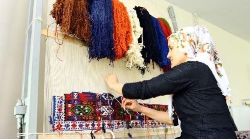 Van'da Kurulan Kilim At&ouml;lyelerinde 80 Kadın &Ccedil;alışıyor