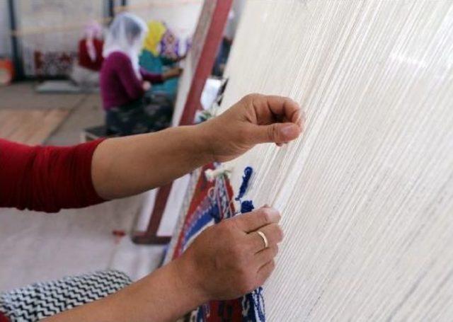 Van'da Kurulan Kilim Atölyelerinde 80 Kadın Çalışıyor