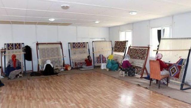 Van'da Kurulan Kilim Atölyelerinde 80 Kadın Çalışıyor