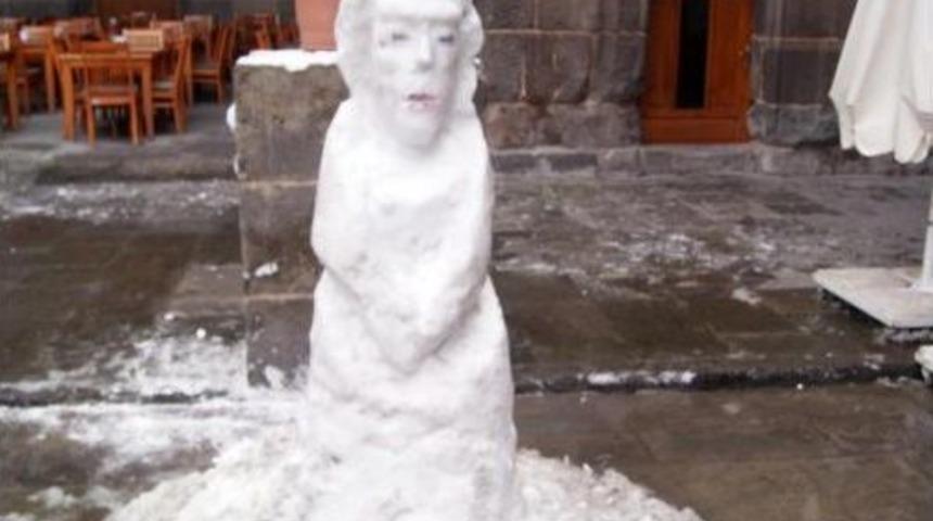 Bu Da Şiddet G&ouml;ren Kardan Kadın Heykeli