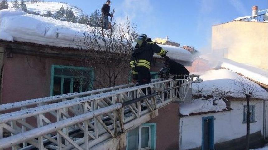 Boz&uuml;y&uuml;k&rsquo;te Ev Yangını