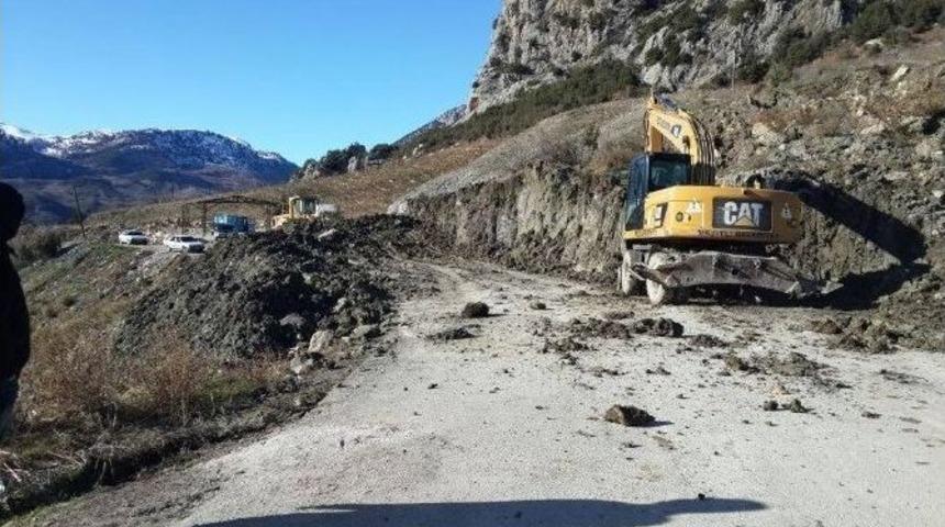 Mezitli Belediyesi&rsquo;nin Yol A&ccedil;ma Ve Temizlik &Ccedil;alışmaları S&uuml;r&uuml;yor