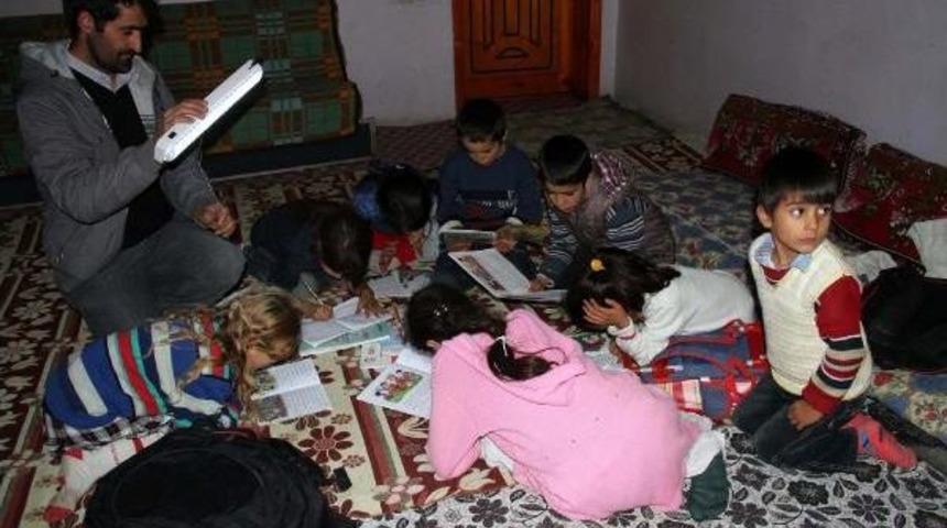 Van'da mahallelinin d&uuml;ş&uuml;k voltaj tepkisi