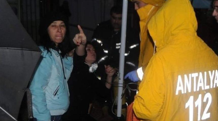 Gen&ccedil; Kadın Yanan İşyeri İ&ccedil;in G&ouml;zyaşları D&ouml;kt&uuml;