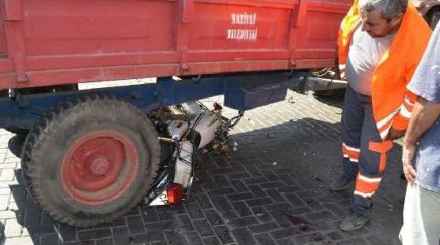 Motosikletle Polisten Ka&ccedil;arken Trakt&ouml;re &Ccedil;arptılar: 2 Yaralı