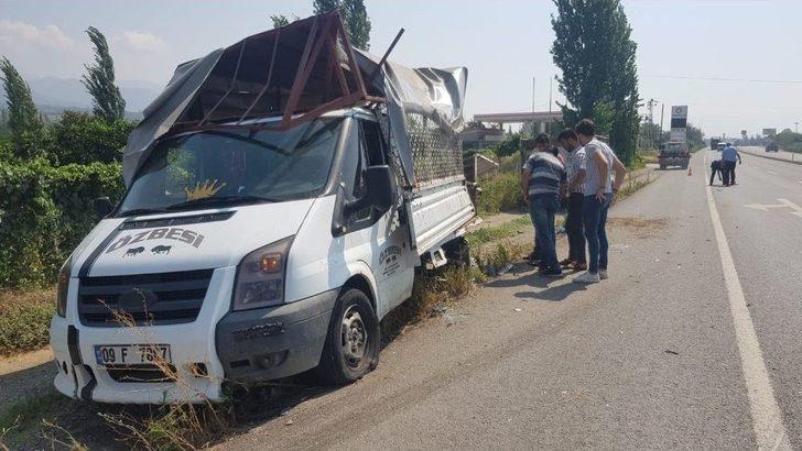 Aydın’da Park Halindeki Kamyonete Tır Çarptı G1