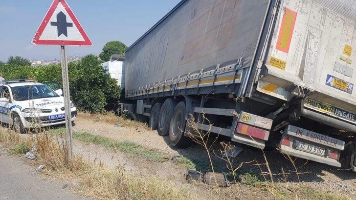 Aydın’da Park Halindeki Kamyonete Tır Çarptı G4