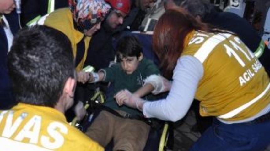 Sınıfın Kapı Kolu, Koluna Saplandı