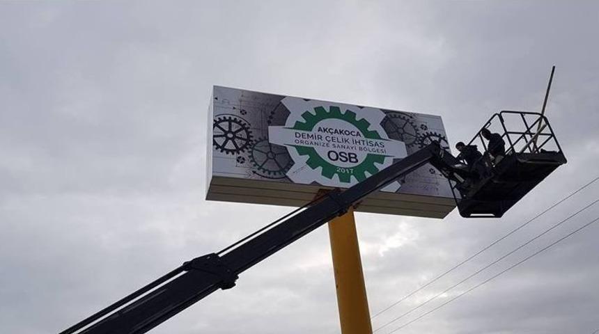 Ak&ccedil;akoca Osb Tabelası Yerine Takıldı