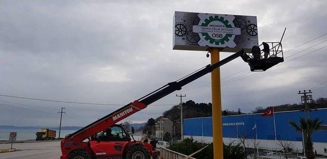 Ak&ccedil;akoca Osb Tabelası Yerine Takıldı 1