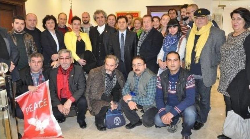 Sanat&ccedil;ılar Kaymakam G&ouml;dekmerdan&rsquo;ı Ziyaret Etti