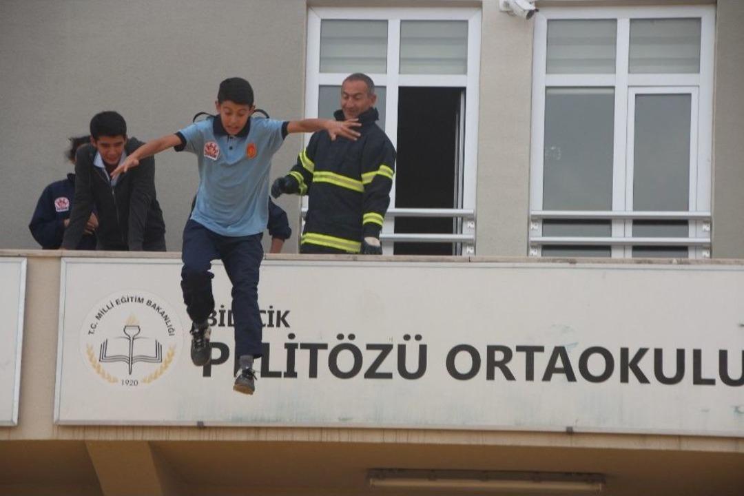 Okulun Birinci Katından Aşağı Atlayan &Ccedil;ocuklar Y&uuml;rekleri Ağızlara Getirdi