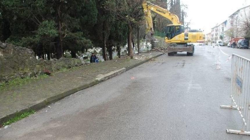 &Ccedil;&ouml;ken Duvar Mezarlıklara Zarar Verdi