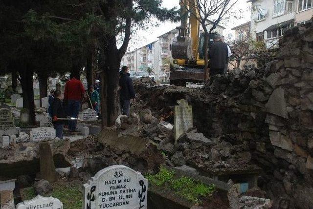 Çöken Duvar Mezarlıklara Zarar Verdi