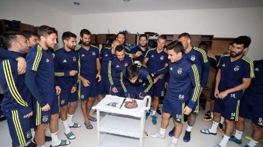 Eljif Elmas, 18. Yaşını Takım Arkadaşlarıyla Kutladı