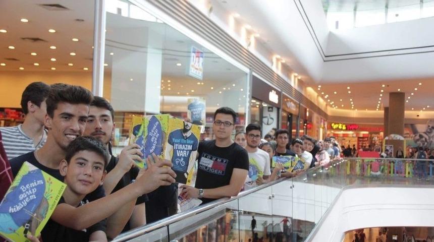 Yaşar Bayraktar Ve Yusuf Efe Göçer, Kitaplarını İmzaladı