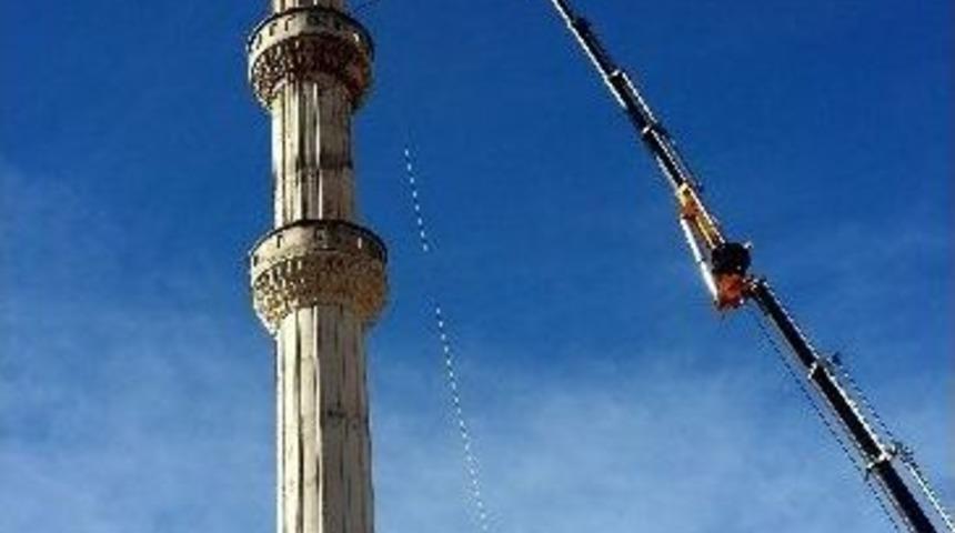 Hasarlı Minare, &Ccedil;elik Halatlarla Tek Seferde Yıkıldı
