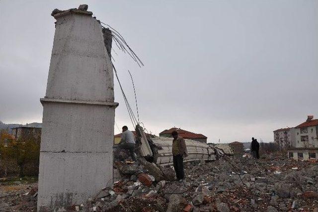 Hasarlı Minare, Çelik Halatlarla Tek Seferde Yıkıldı