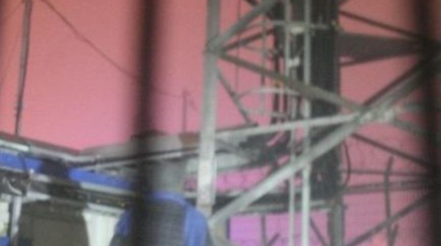 Baz İstasyonuna &Ccedil;ıkarak İntihar Girişiminde Bulundu