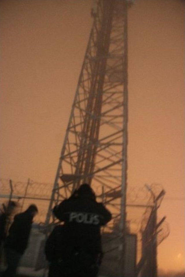 Baz İstasyonuna &Ccedil;ıkarak İntihar Girişiminde Bulundu 1