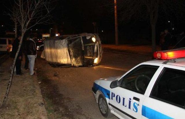 Siverek’Te Minibüs Devrildi: 2 Yaralı