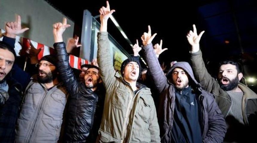 Cumhuriyet Gazetesi &Ouml;n&uuml;ndeki G&ouml;sterilerde 5 G&ouml;zaltı