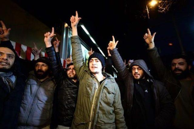 Cumhuriyet Gazetesi &Ouml;n&uuml;ndeki G&ouml;sterilerde 5 G&ouml;zaltı 1