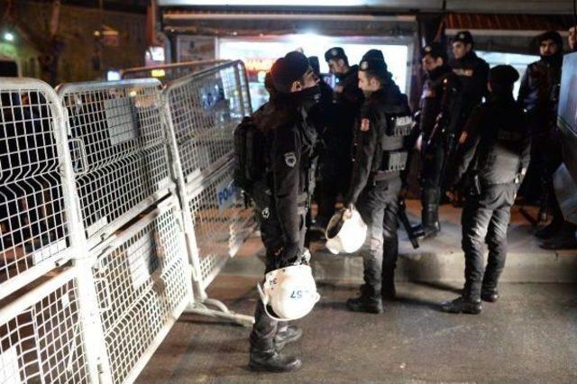 Cumhuriyet Gazetesi &Ouml;n&uuml;ndeki G&ouml;sterilerde 5 G&ouml;zaltı 3