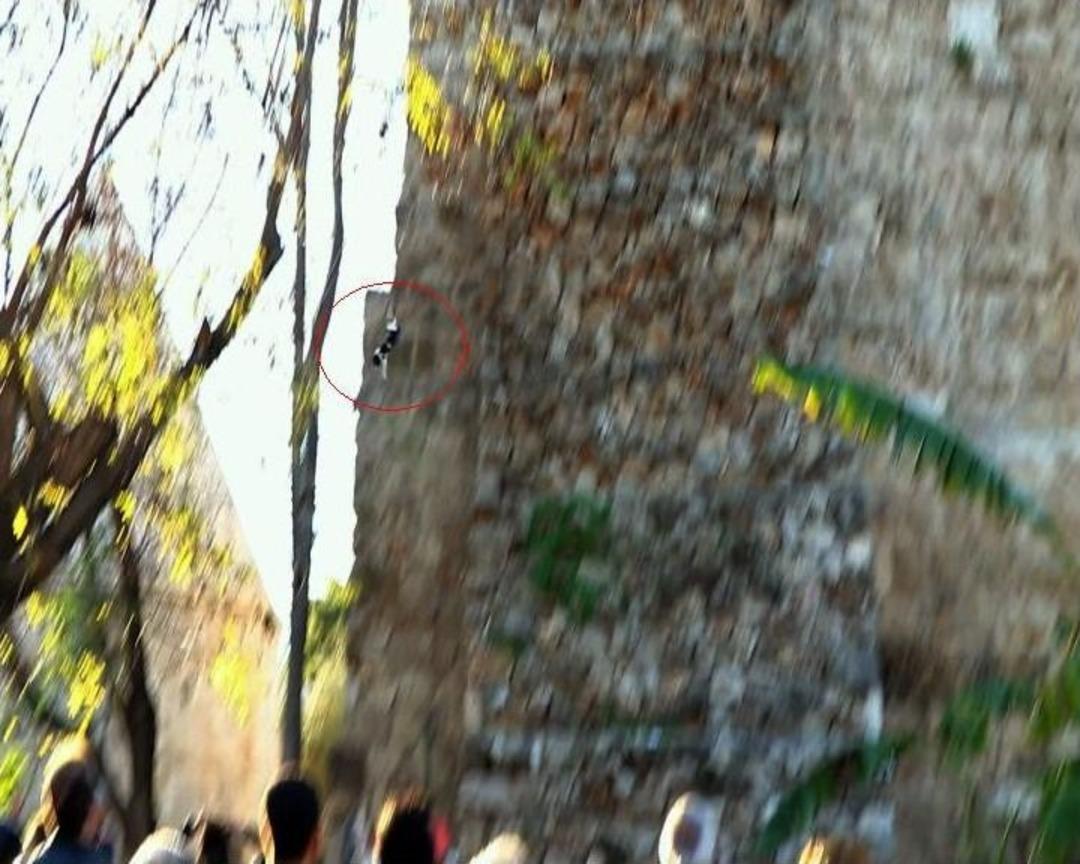 Herkes Kurtarılmalarını Beklerden Onlar 15 Metreden Yere &Ccedil;akıldı