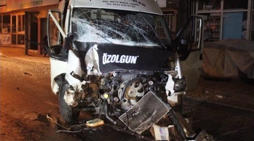 Minib&uuml;s Direğe &Ccedil;arptı: 5 Kişi Yaralandı